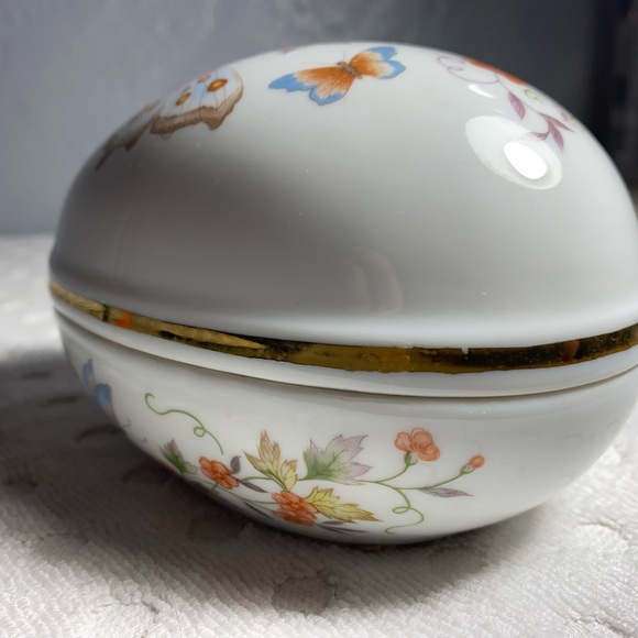 Vintage 1974 Avon Fine Porcelain Decorated Egg Trinket Box with 22K Gold Trim - Picture 3 of 15